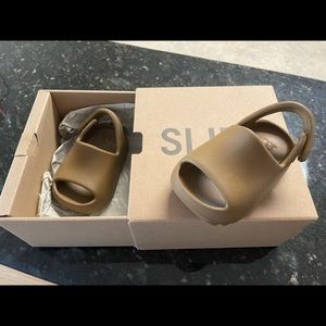 Yeezy slides Infant Brand new in Box 4k (c)